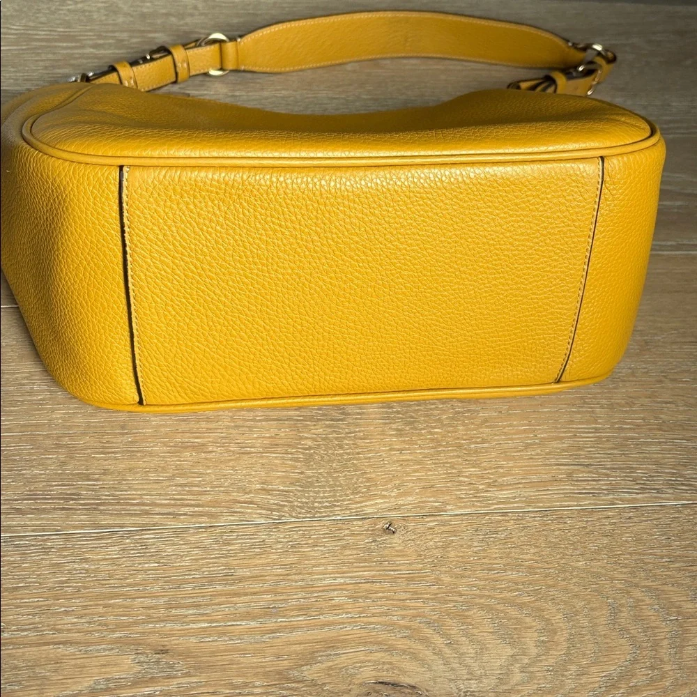 Coach bag NWT in a bright mustard color. Great purse for all seasons - Picture 5 of 9